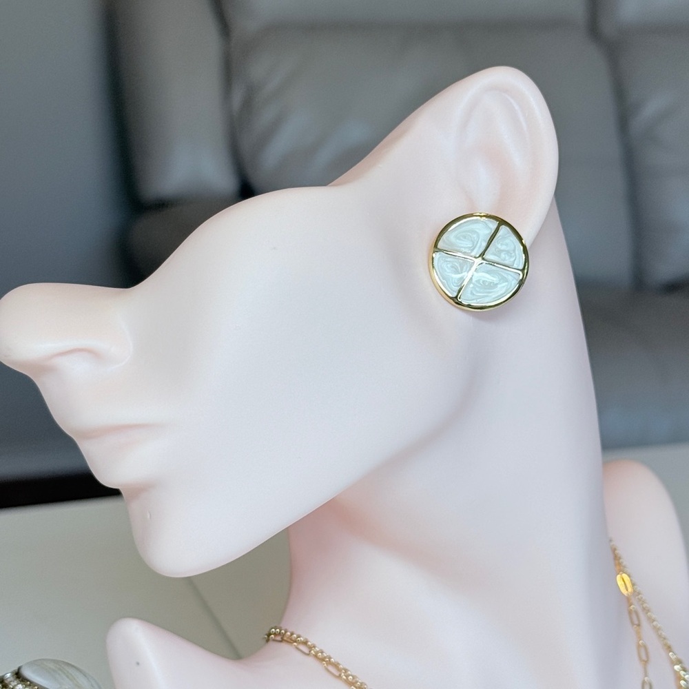 ⚜️ Elegant Gold and White Earrings - Picture 3 of 10